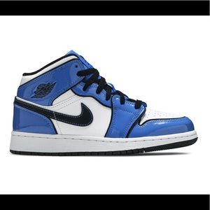 Nike Air Jordan 1 amid SE Signal Blue